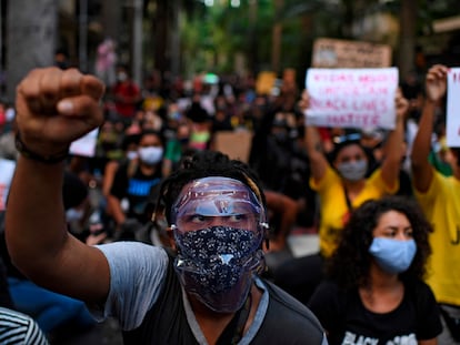 Homem ergue o punho fechado, símbolo da luta antirracista, em protesto no Rio de Janeiro em 31 de maio.