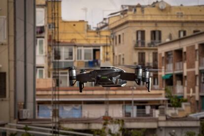 Un dron al barri de Gràcia de Barcelona.