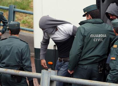 Llegada a los juzgados de la plaza de Castilla de uno de los tres policías de Coslada que ayer participaron en la rueda de reconocimiento.