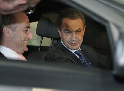 José Luis Rodríguez Zapatero, al volante, y Miguel Sebastián, el viernes en la planta de Antolín.