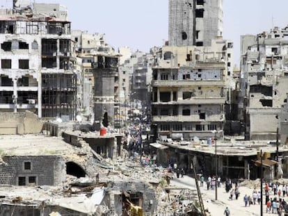 Um grupo de civis chega às ruínas de Homs no sábado passado depois da evacuação dos rebeldes.