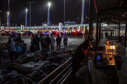 Los migrantes pasaron toda la noche del sábado en la vialidad que lleva al otro lado de la frontera. Elementos de las fuerzas de seguridad de EE UU se desplegaron en el lugar.