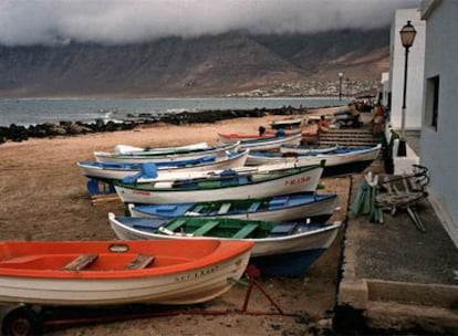 Construcciones en primera línea de costa en la caleta de Famara, en Lanzarote.