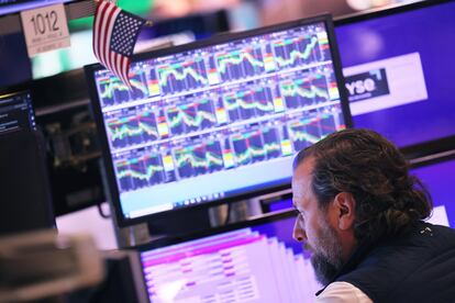 NEW YORK, NEW YORK - FEBRUARY 10: Traders work the floor of the New York Stock Exchange (NYSE) during morning trading on February 10, 2023 in New York City. The stock market opened low this morning continuing a week of losses by Dow Jones, Nasdaq and the S & P 500 which is heading to its worst week in almost two months.  (Photo by Michael M. Santiago/Getty Images)