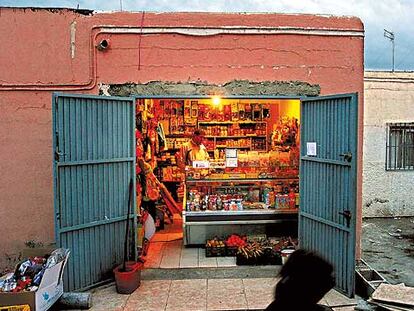 Tienda del barrio almeriense de El Puche, ubicada en una cochera y regentada por inmigrantes marroquíes.