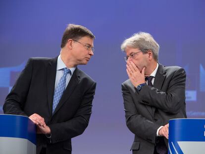 A la izquierda, el vicepresidente de la Comisión Europea, Valdis Dombrovskis, escucha al comisario de Economía, Paolo Gentiloni