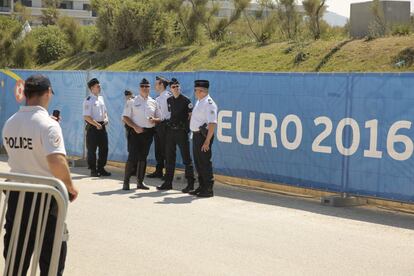 La policía francesa patrulla frente a la 'Fan Zone' de los eventos del campeonato UEFA EURO 2016 en Marsella.