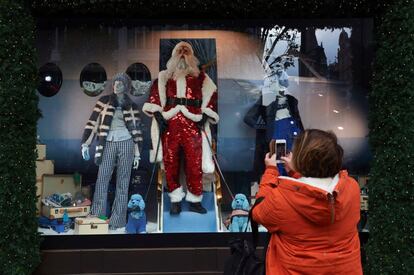 Los escaparates navideños de Londres inspiran auténticas rutas turísticas. En la foto, una mujer frente a los grandes almacenes Selfridges, en el centro de Londres.