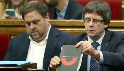 El presidente de la Generalitat, Carles Puigdemont, y el vicepresidente, Oriol Junqueras, durante la sesi&oacute;n de control al Gobierno catal&aacute;n. 