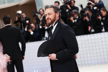El actor James McAvoy luce un abanico negro al estilo Karl Lagerfeld en la Met Gala de 2023.