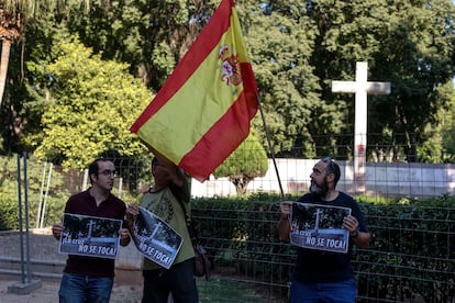 GRAFCVA7531. CASTELLÓN, 03/08/2022.- Los trabajos de retirada de la cruz del Parque Ribalta de Castelló han arrancado hoy ante las protestas de Abogados Cristianos, Vox y el PP y con la presencia de cargos de Compromís y concejales del equipo de Gobierno municipal que han defendido la intervención en cumplimiento de la Ley de Memoria Democrática y para eliminar un símbolo franquista que "aún provoca confrontación". En la imagen un grupo de partidarios del matenimiento de la cruz. EFE/Doménech Castelló
