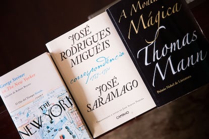 Sobre la mesa siguen los tres últimos libros que estaba leyendo el portugués antes de morir.