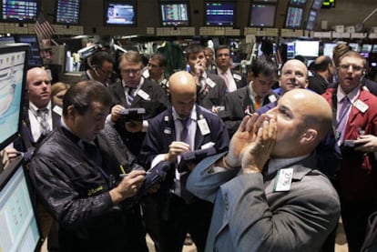 Moviemiento de los corredores de bolsa en el parqué estadounidense de Wall Street.
