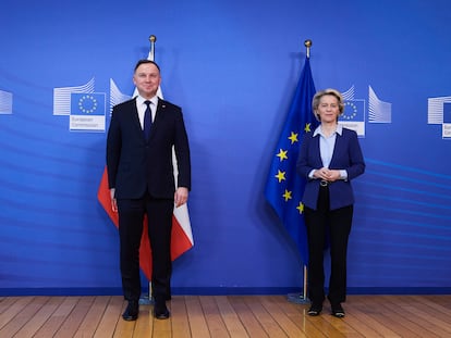 El presidente de Polonia, Adrezj Duda, y la de la Comisión Europea, Ursula von der Leyen, en febrero de 2022, en Bruselas.