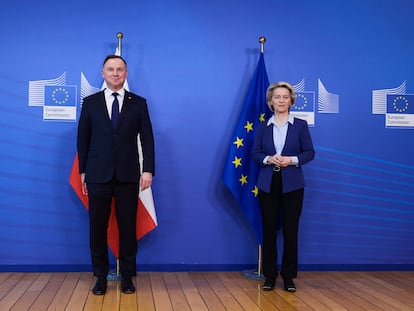 El presidente de Polonia, Andrej Duda, y la presidenta de la Comisión Europea, Ursula von der Leyen, en una visita del primero a Bruselas el pasado febrero.