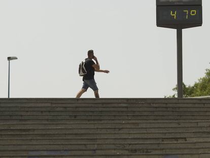 Un termómetro en Sevilla (Andalucía) marca 47 grados el primer día de ola de calor.