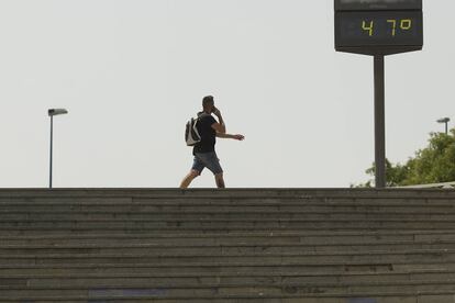 Un termómetro en Sevilla (Andalucía) marca 47 grados el primer día de ola de calor.