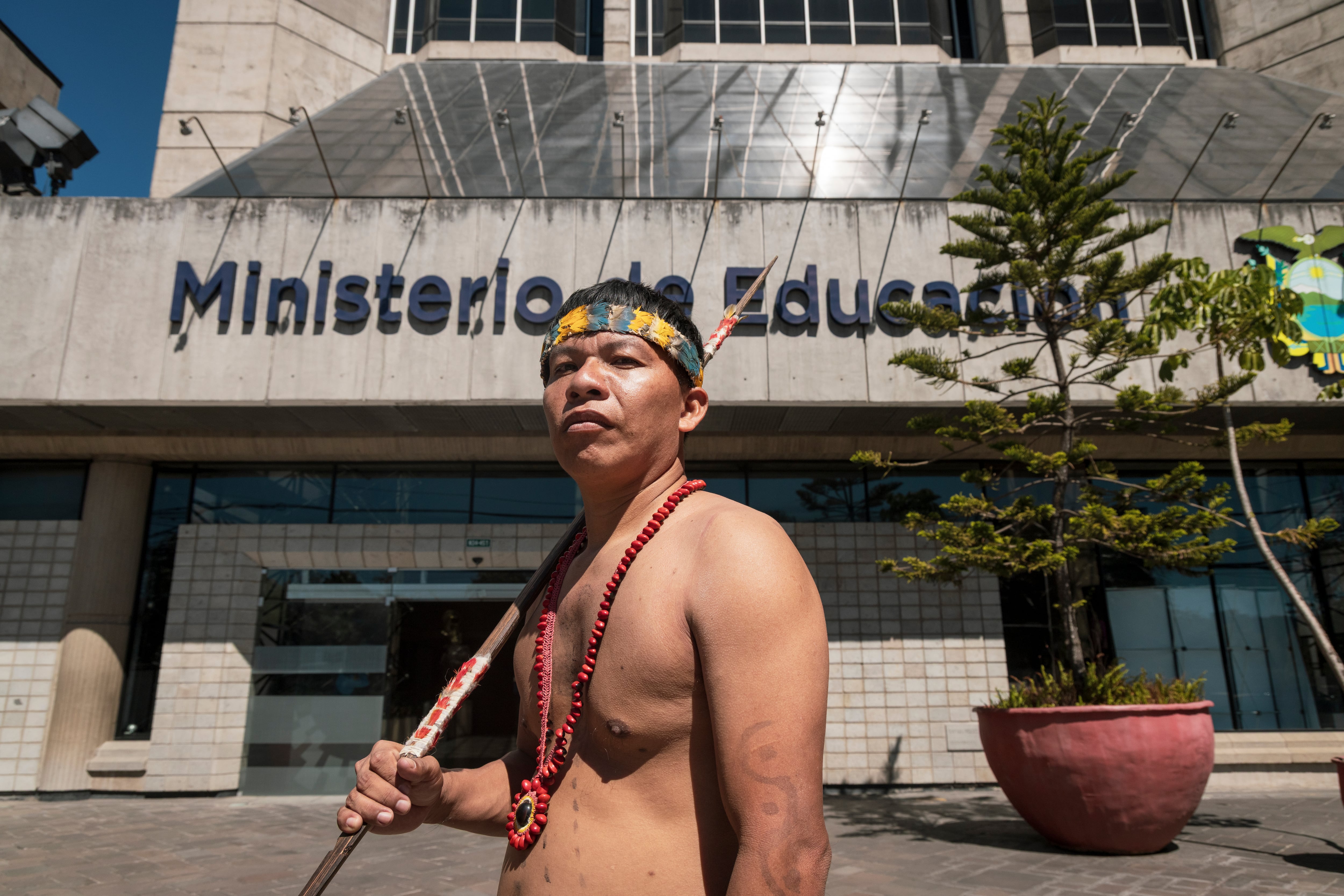 Gaba Guiquita frente al Ministerio de Educación en Quito (Ecuador).