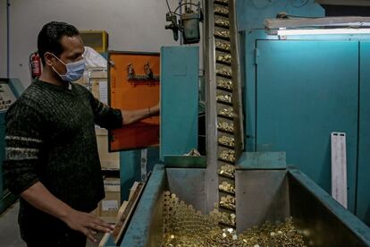 <p>A medida que aumenta la capacidad de producción y se dispone de más vacunas, el objetivo es vacunar al menos al 20% de los africanos proporcionando hasta 600 millones de dosis para fines de 2021.</p><p> En la imagen, tomada en El Cairo, capital egipcia, un trabajador clasifica miles de monedas egipcias en la línea de producción de la Autoridad de Moneda y Tesoro Público de Egipto. El Ministerio de Finanzas egipcio anunció que se producirán 10 millones de monedas egipcias de una libra y cinco millones de 50 puntos con grabados que rinden homenaje a los trabajadores de la salud del país por sus esfuerzos en la lucha contra la pandemia de coronavirus.</p>