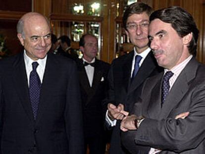 José María Aznar (a la derecha) con Francisco González y José Ignacio Goirigolzarri, principales responsables del BBVA. Madrid. 16 de abril de 2002. Jornadas organizadas por ABC y la Fundación Euroamérica patrocinadas por el BBVA.