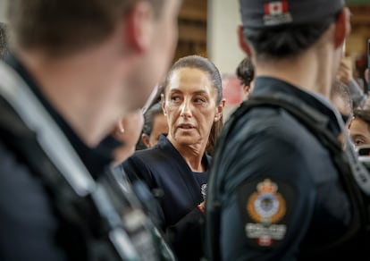 Claudia Sheinbaum es rodeada por simpatizantes tras llegar a Canadá, para asistir a la reunión del G - 7 en Kananaskis.