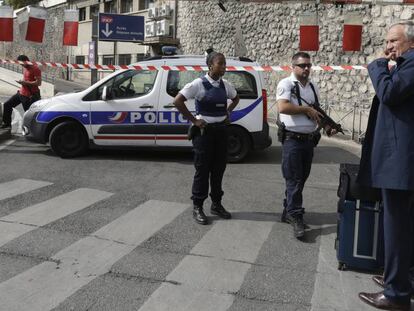 Um viajante e uns policiais franceses, em frente à estação de Marselha isolada, neste domingo.