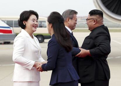 El presidente surcoreano, Moon Jae-in, segundo desde la derecha, y su esposa Kim Jung-sook, izquierda, son recibidos por el líder norcoreano Kim Jong Un y su esposa Ri Sol Ju al llegar al aeropuerto internacional Sunan, en Pyongyang.