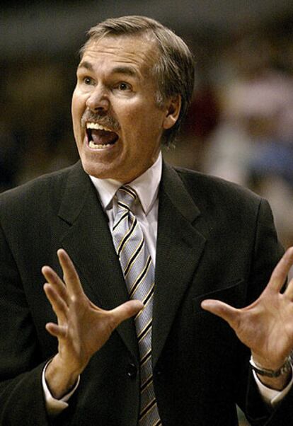 Mike D&#39;Antoni da instrucciones a sus jugadores en el partido del viernes.