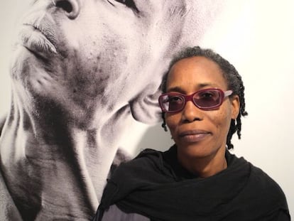 Elise Fitte-Duval, delante de una de las fotos que expone en la Casa África.