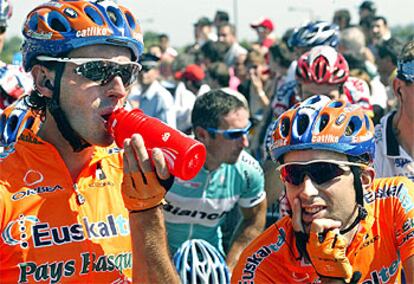 Iban Mayo y Haimar Zubeldia en una etapa del Tour de este año.