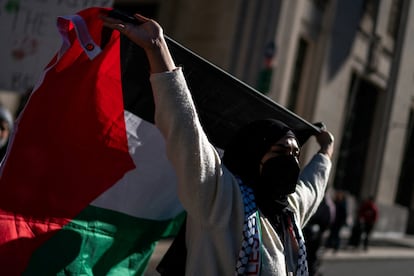 Una mujer eleva una bandera de Palestina en una manifestación en apoyo a los gazatíes, en Nueva York.