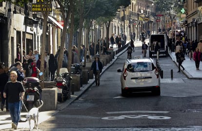 Un taxi y una furgoneta transitan por la calle de Carretas antes de su peatonalización.