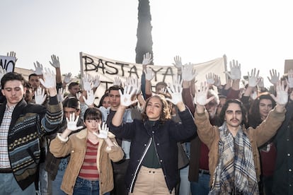 Rodaje de un capítulo de 'Cuéntame' sobre la manifestación en la Universidad Complutense tras la muerte del profesor Tomás y Valiente.