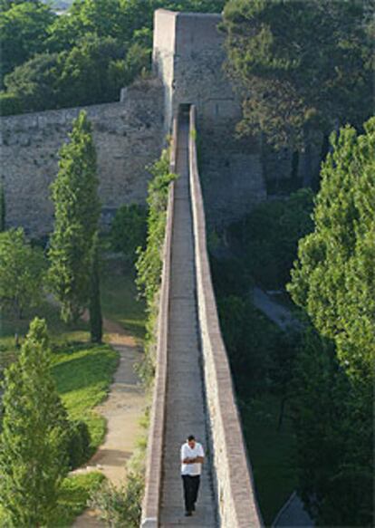 La muralla de Girona, fortificación medieval y ahora paseo elevado.