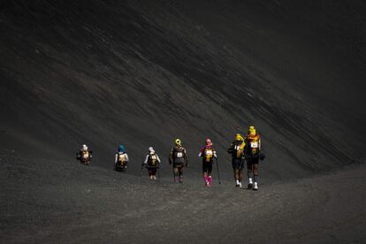 Cae la noche en el desierto de Ica cuando algunos corredores continúan en la quinta etapa del Marathon des Sables, el 3 de diciembre de 2017.