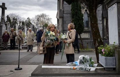 La presidenta de Covite, Consuelo Ordóñez, a la izquierda, hermana del concejal donostiarra del PP asesinado por ETA, Gregorio Ordóñez, junto a la viuda de Ordóñez, Ana Iribar, este sábado en el cementerio de Polloe de San Sebastián durante un acto de recuerdo y homenaje.