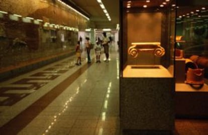 Vestigios arqueológicos expuestos en la parada de Sintagma, metro de Atenas.