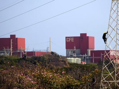 Una torre eléctrica, cerca de la planta nuclear de Laguna Verde, en Veracruz.