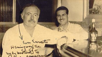 Foto dedicada por Hemingway al periodista cubano Fernando G. Campoamor, en Floridita.