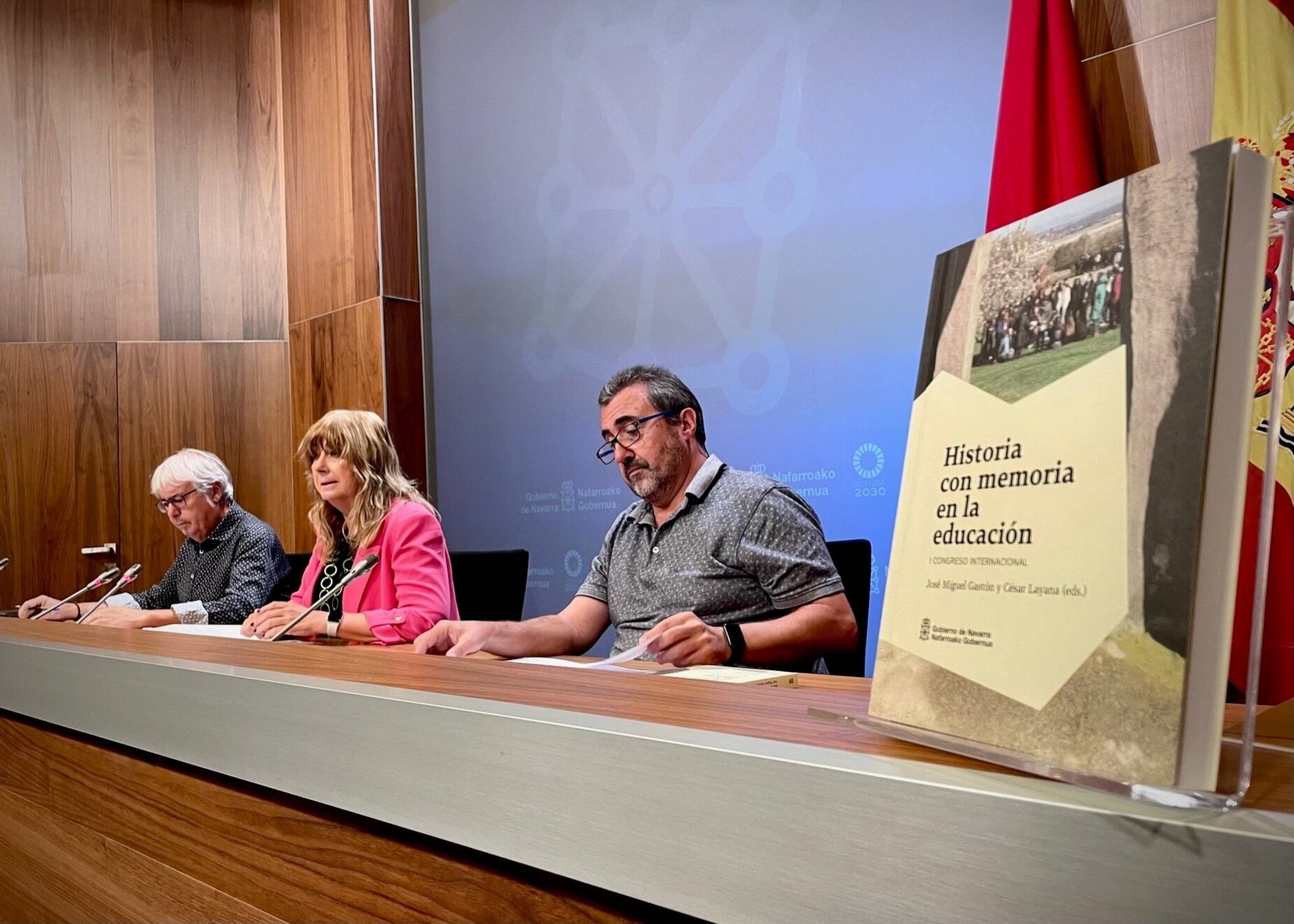 La consejera Ana Ollo, junto al director del Instituto Navarro de la Memoria, José Miguel Gastón (a la izquierda), y el jefe de la sección de Documentación, César Layana, el pasado miércoles.