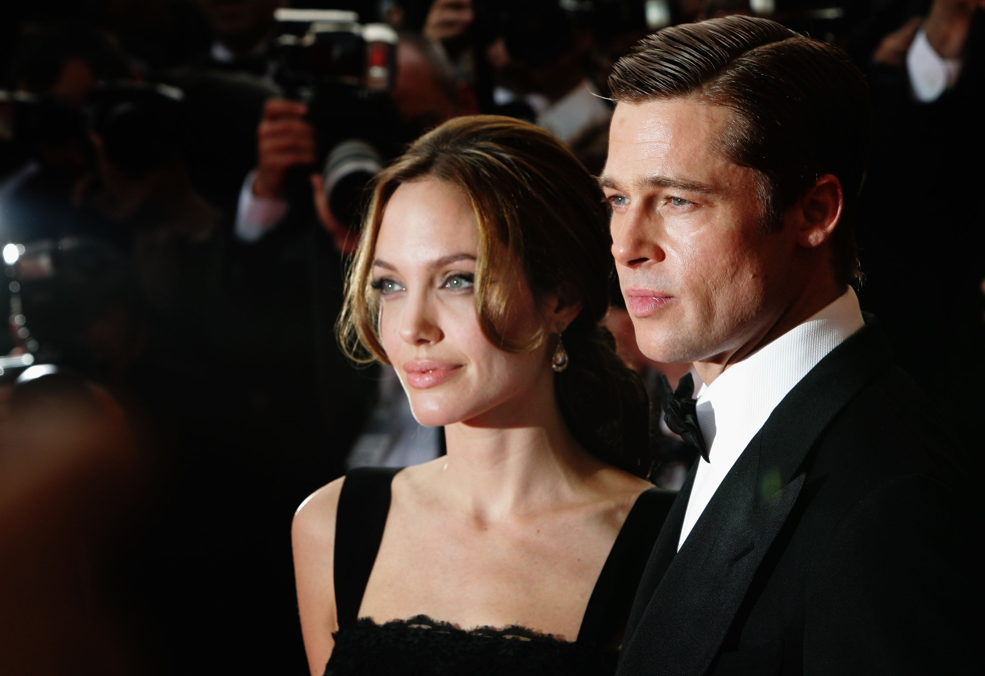 Brad Pitt demandó a Angelina Jolie por 35 millones de dólares en concepto de daños y perjuicios por la venta de su parte del Château Miraval 1 Angelina Jolie y Brad Pitt en el Festival de Cannes de 2007.