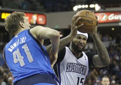 DeMarcus Cousins entra a canasta ante la presi&oacute;n de Nowitzki.