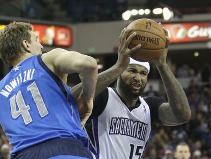 DeMarcus Cousins entra a canasta ante la presión de Nowitzki.
