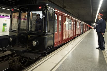 Unes 300 persones han viatjat en el temps a bord d'aquest tren històric. A la imatge, el comboi abandona l'andana de Sagrada Família.