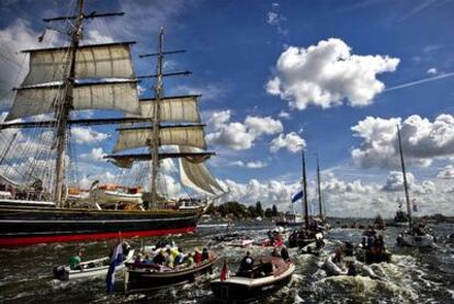 Barcos participantes en la Sail 2010 en el puerto de Ámsterdam.