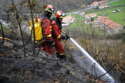 Efectivos de la UME en labores de extinci&oacute;n del fuego uno de los montes pr&oacute;ximos a la localidad c&aacute;ntabra de Fresneda.