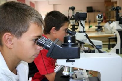 Alumnos en el laboratorio del Instituto Batalla de Clavijo, en Logroño.
