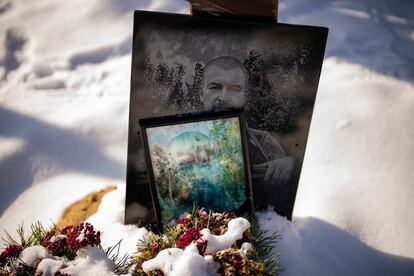 El soldado Bogdan Volodymrovych, de 46 años, asesinado el pasado 31 de mayo, descansa en el cementerio de Irpin. 