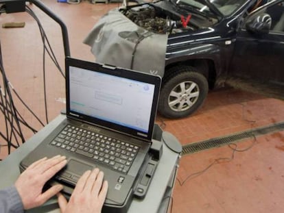 Mecânico em Hannover, na Alemanha, faz testes em carro.