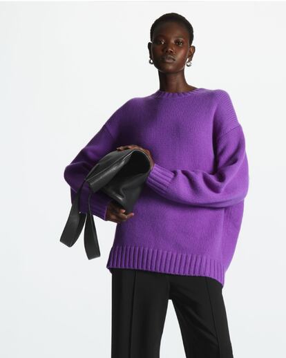 COS. La firma sueca apuesta cada temporada por una carta concreta de colores en sus prendas de punto. Este otoño el violeta es uno de los tonos estrella, como refleja este jersey oversize fabricado en suave cachemir.